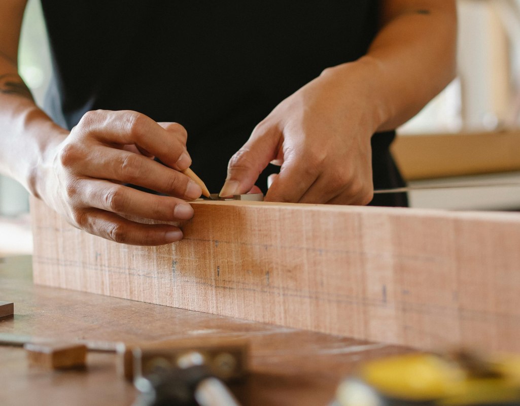 &copy; Foto: pexels.com, Erntemann, Der Mit Holzplanke Arbeitet