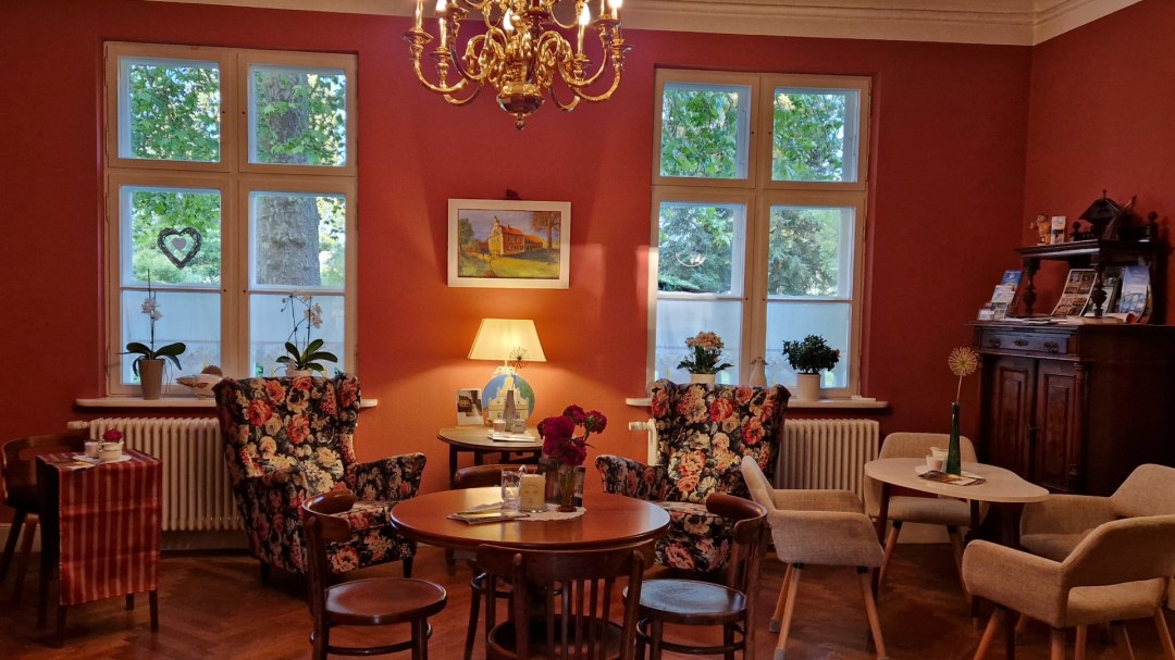 Roter Salon Cafè in the manor house, © B. Siebenbürgen Roter Salon Cafè in the manor house, © B. Siebenbürgen