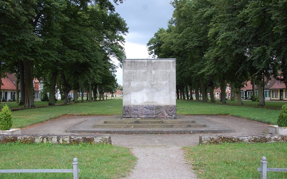 Widok na pomnik z piaskowca od strony zamku. // &copy; Gabriele Skorupski