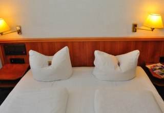 Double room in Brocki's Hotel Stadt Hamburg - Here you are right, a cozy room for your stay! // &copy; Brocki&acute;s Hotel Stadt Hamburg