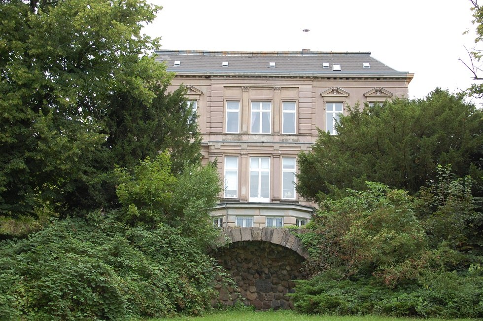 The back of the manor house with the grotto. // &copy; Gabriele Skorupski