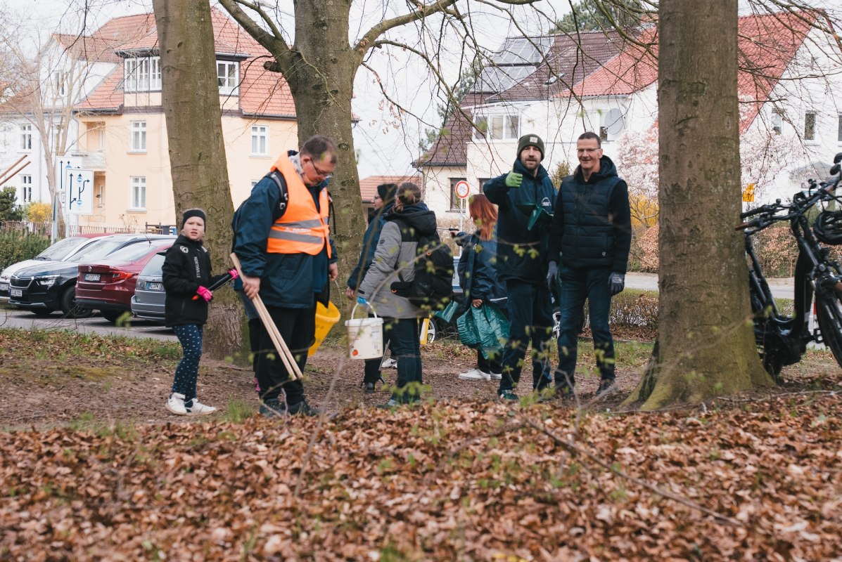 Helpers collect garbage // © Rostock Müllfrei e.V. Helpers collect garbage // © Rostock Müllfrei e.V.
