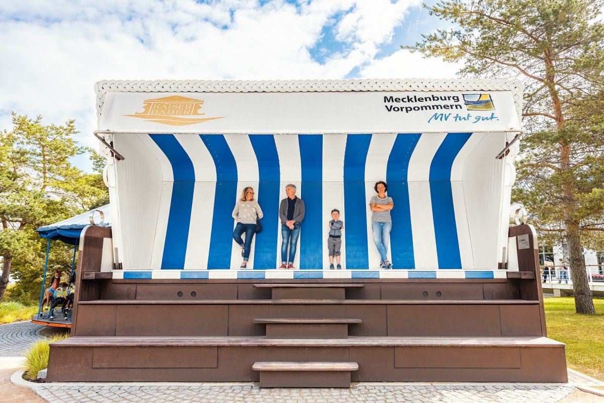 XXL strandstoel op de promenade in de kustplaats aan de Oostzee Heringsdorf op Usedom // © MV-T/Tiemann XXL strandstoel op de promenade in de kustplaats aan de Oostzee Heringsdorf op Usedom // © MV-T/Tiemann