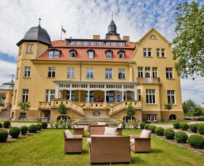 Blick auf den Park und das Bernsteinschloss Wendorf // © Schlosshotel Wendorf Blick auf den Park und das Bernsteinschloss Wendorf // © Schlosshotel Wendorf