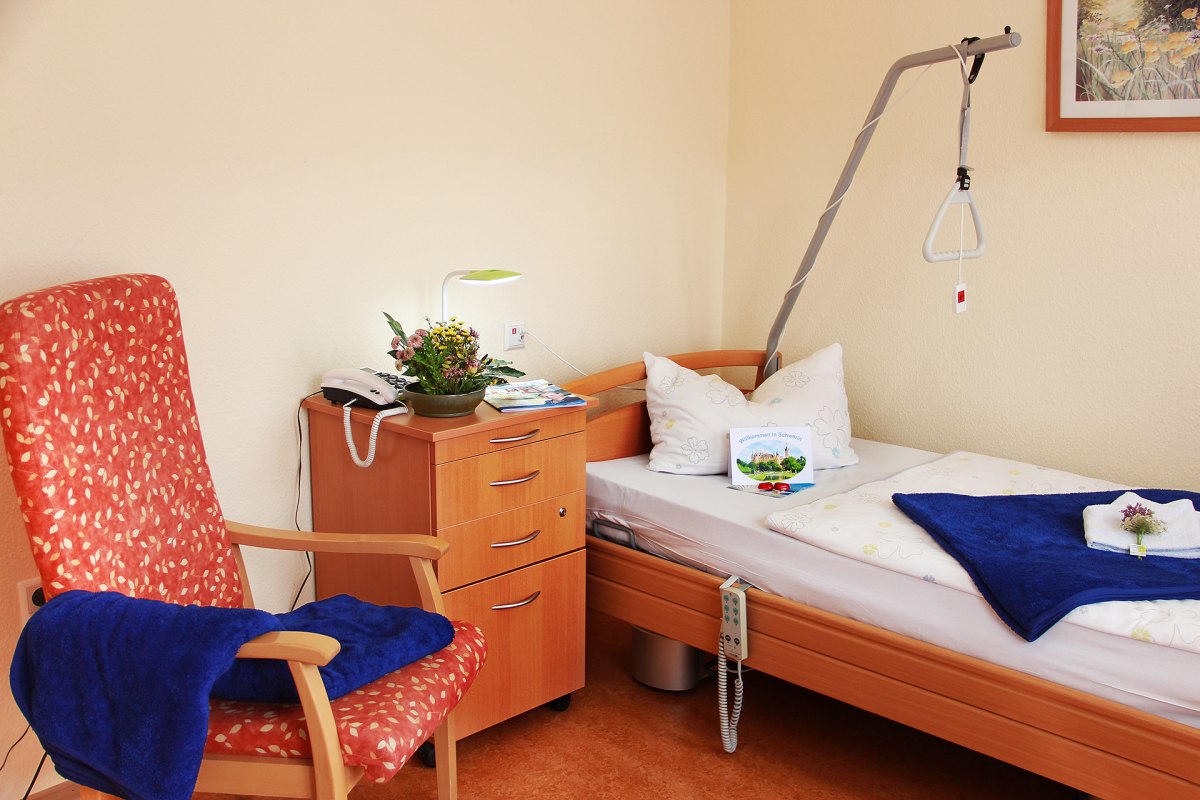 Kamer met zorgbed, &copy; Netzwerk f&uuml;r Menschen