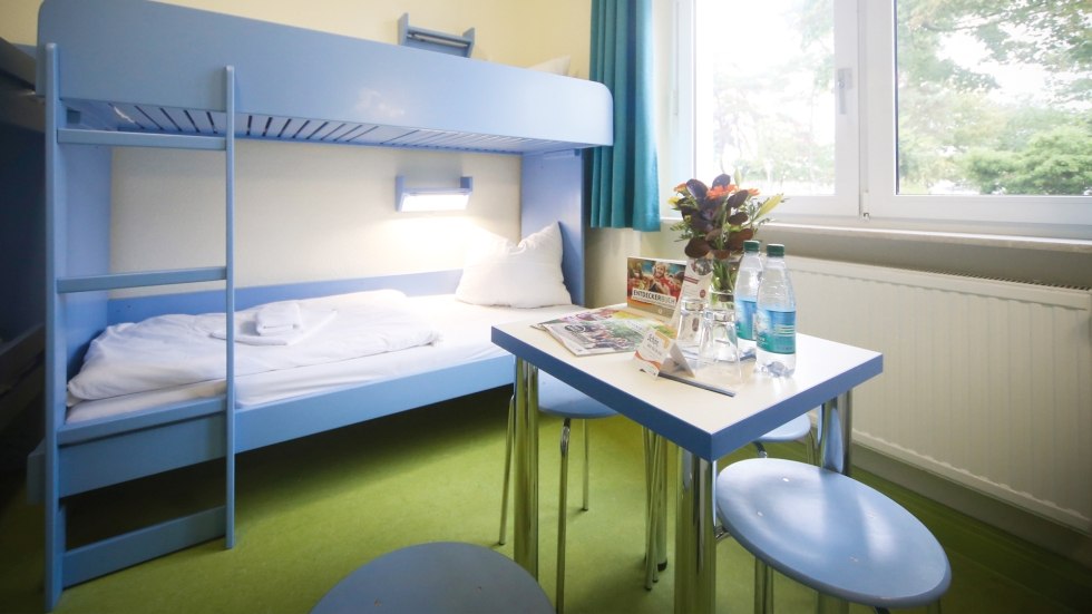 Gezellige, moderne kamers met stapelbedden en uitzicht op het hostelterrein of het strand, © DJH MV / Danny Gohlke