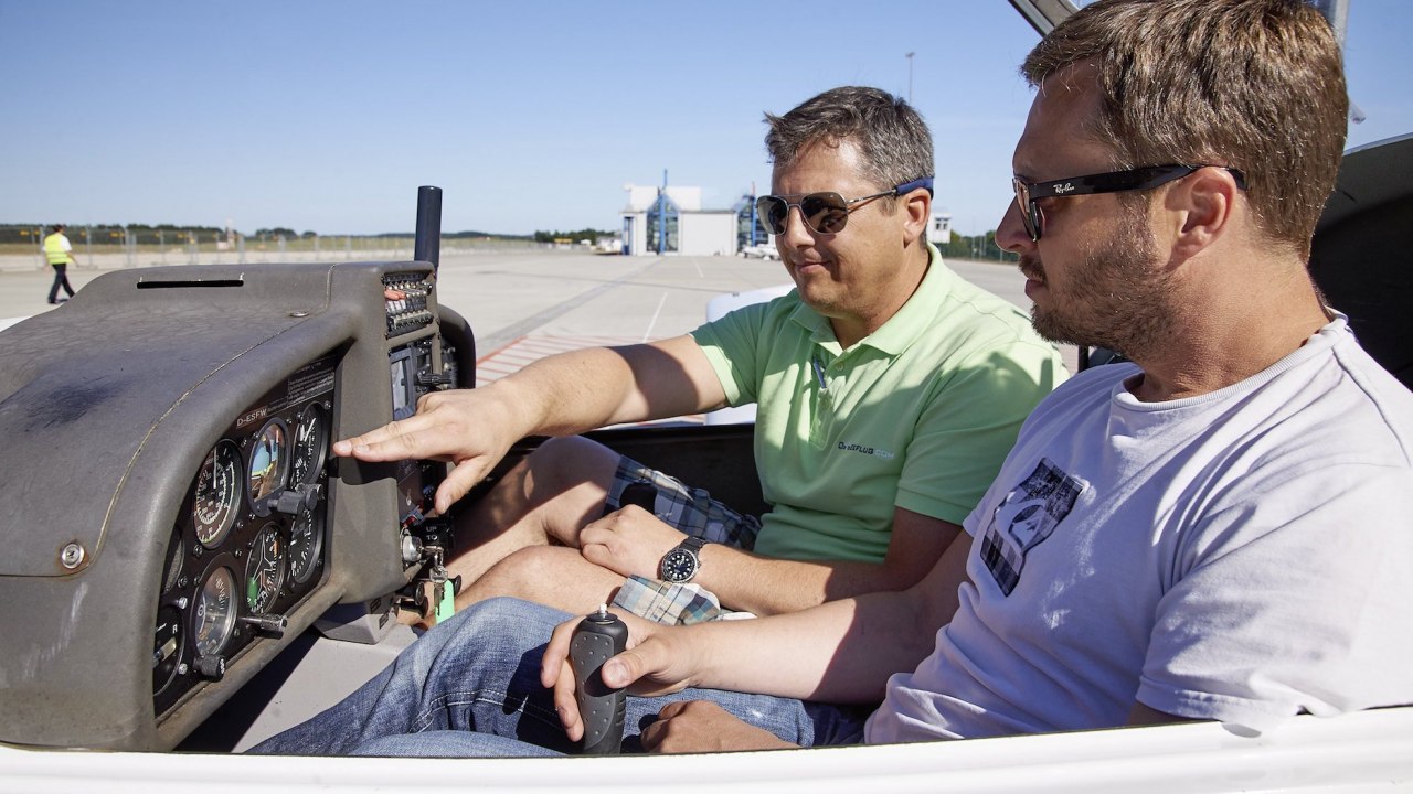 Vlieginstructeur & leerling-piloot in de cockpit tijdens de training, © ostseeflug.com Vlieginstructeur & leerling-piloot in de cockpit tijdens de training, © ostseeflug.com