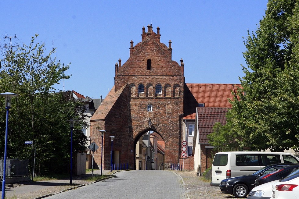 Zicht op de stenen poort, © Sabrina Wittkopf-Schade