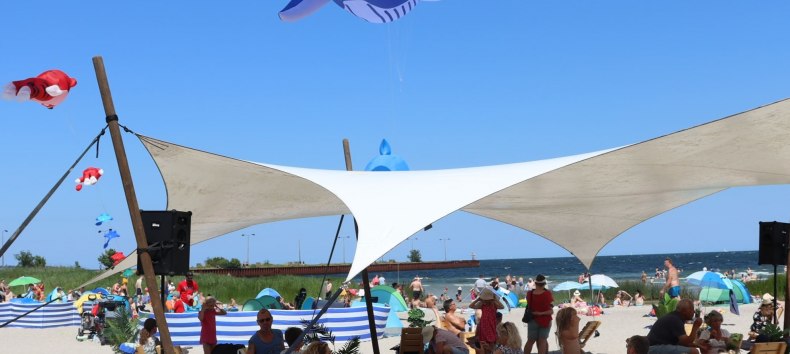 Bunte Drachen am Himmel, Strandlounge mit Blick auf die Ostsee // © Sabine Stöckmann Bunte Drachen am Himmel, Strandlounge mit Blick auf die Ostsee // © Sabine Stöckmann