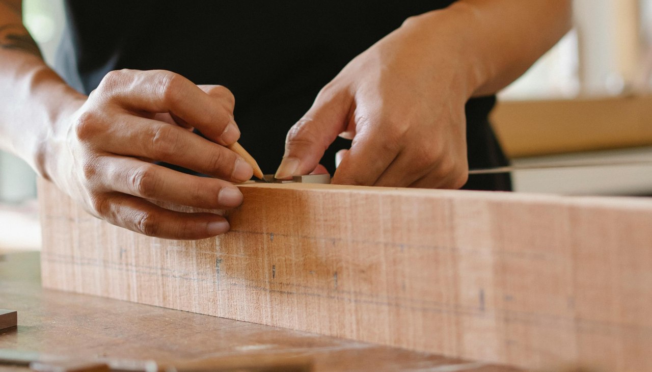 © Foto: pexels.com, Erntemann, Der Mit Holzplanke Arbeitet