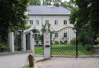 Das Schloss liegt am Rande des Dorfes in einem herrlichen Park. // © Gabriele Skorupski Das Schloss liegt am Rande des Dorfes in einem herrlichen Park. // © Gabriele Skorupski