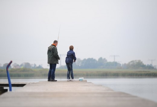 Ojciec i syn łowiący ryby na jeziorze Eixen w okręgu Pomorze Przednie-Rugia. // &copy; MV-T/Foto@Andreas-Duerst.de