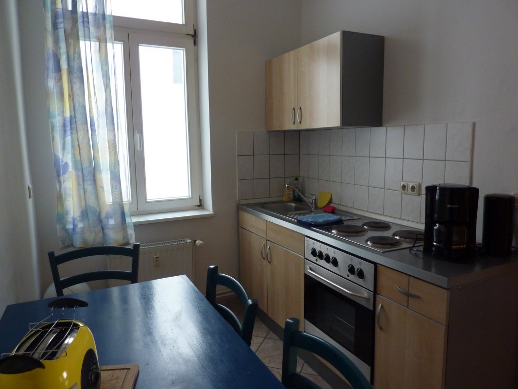 Keuken met tafel en wastafel, &copy; Galina Diran