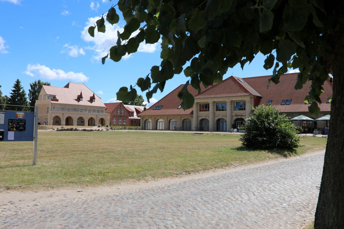 The coach house of "Schloss Stolpe" with restaurant. In the background parts of the west wing separated from the castle. // © Dr. Lüling, GF SaH The coach house of "Schloss Stolpe" with restaurant. In the background parts of the west wing separated from the castle. // © Dr. Lüling, GF SaH