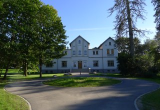 Festival house at the end of the village // © Schloss Schwiessel Festival house at the end of the village // © Schloss Schwiessel