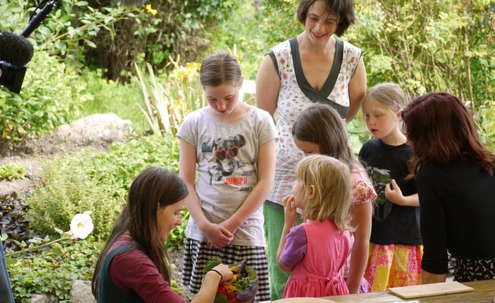 Kinderen bekijken en proeven wat ze eerder hebben verzameld, © Gerhard Mersch