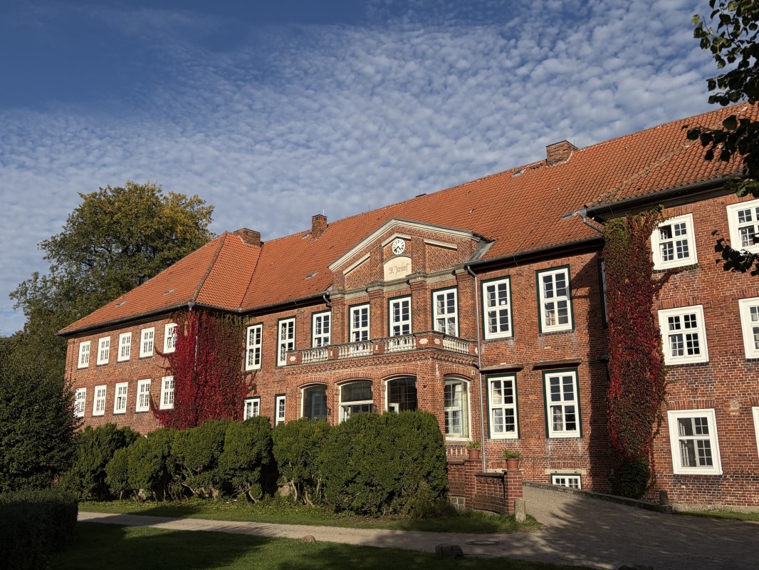 Dreil&uuml;tzow Castle in the Fall // &copy; Schloss Dreil&uuml;tzow Team