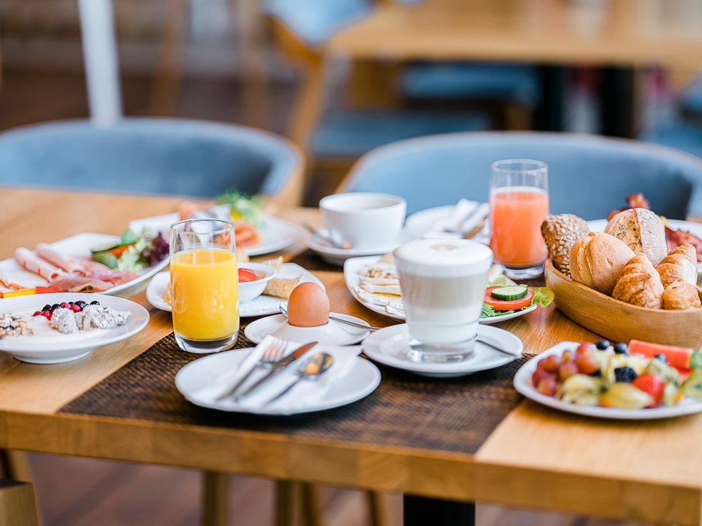 Ontbijt // &copy; Hotel H&uuml;bner GmbH