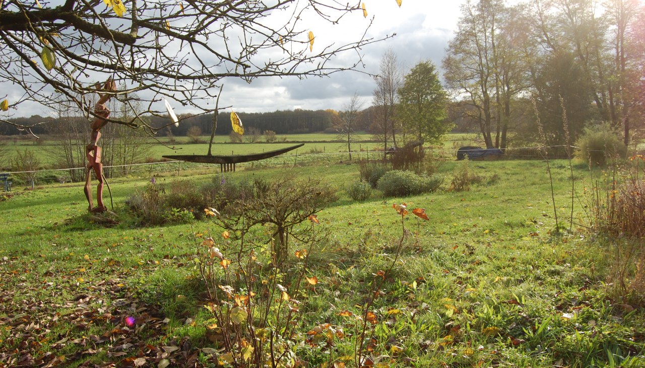 Idyllic grounds in the Rhythmusreich sculpture garden in Müggenwalde, © Rhythmusreich / Thomas Reich