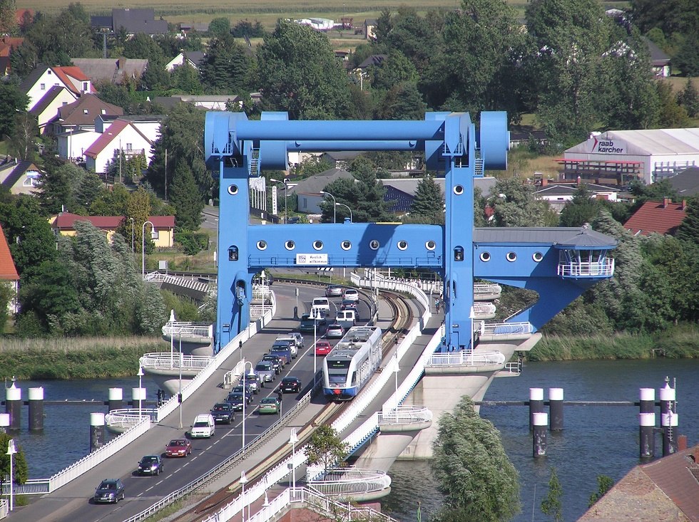 Peene Bridge with Usedomer Bäderbahn // © Baltzer Peene Bridge with Usedomer Bäderbahn // © Baltzer