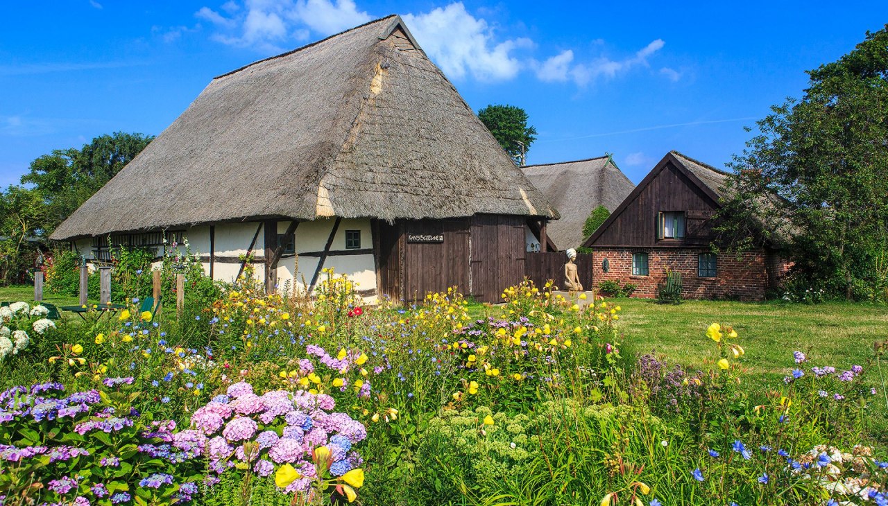 Picturesquely situated are the listed ensembles of time-honored farmsteads in the district of Barnstorf, © Voigt & Kranz UG