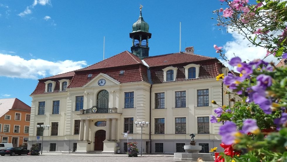 Ratusz z fontanną szczupakową w Teterow, © Jana Koch