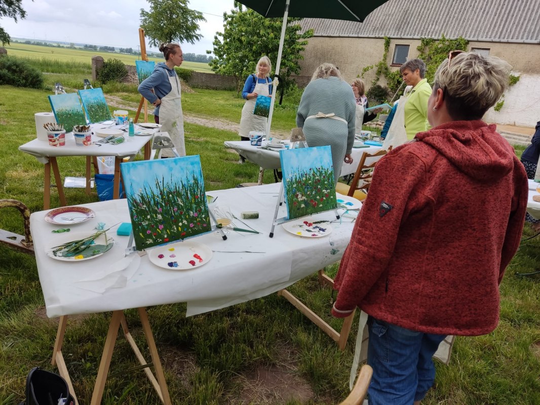 Wsp&oacute;lne malowanie na łące. // &copy; Kulturhof Letschow e.V.