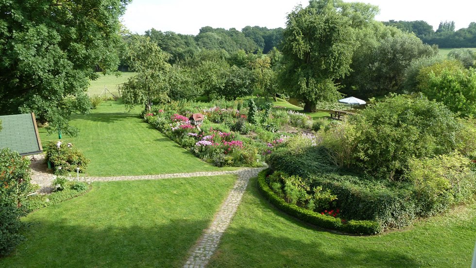 Panoramiczny widok na przestronną posiadłość w centrum Szwajcarii Meklemburskiej, © Zacharias