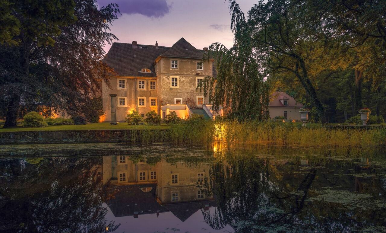De waterburcht van Mellenthin bij schemering // © Wasserschloss Mellenthin De waterburcht van Mellenthin bij schemering // © Wasserschloss Mellenthin