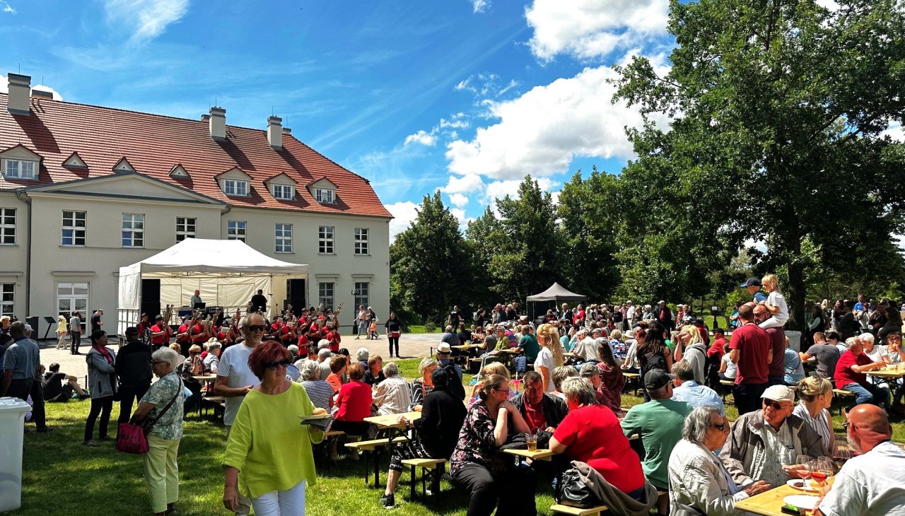 Festiwal Kwitnącego Wina w Zamku Rattey 2024, © Weingut Schloss Rattey | Inselmühle Usedom GmbH Festiwal Kwitnącego Wina w Zamku Rattey 2024, © Weingut Schloss Rattey | Inselmühle Usedom GmbH