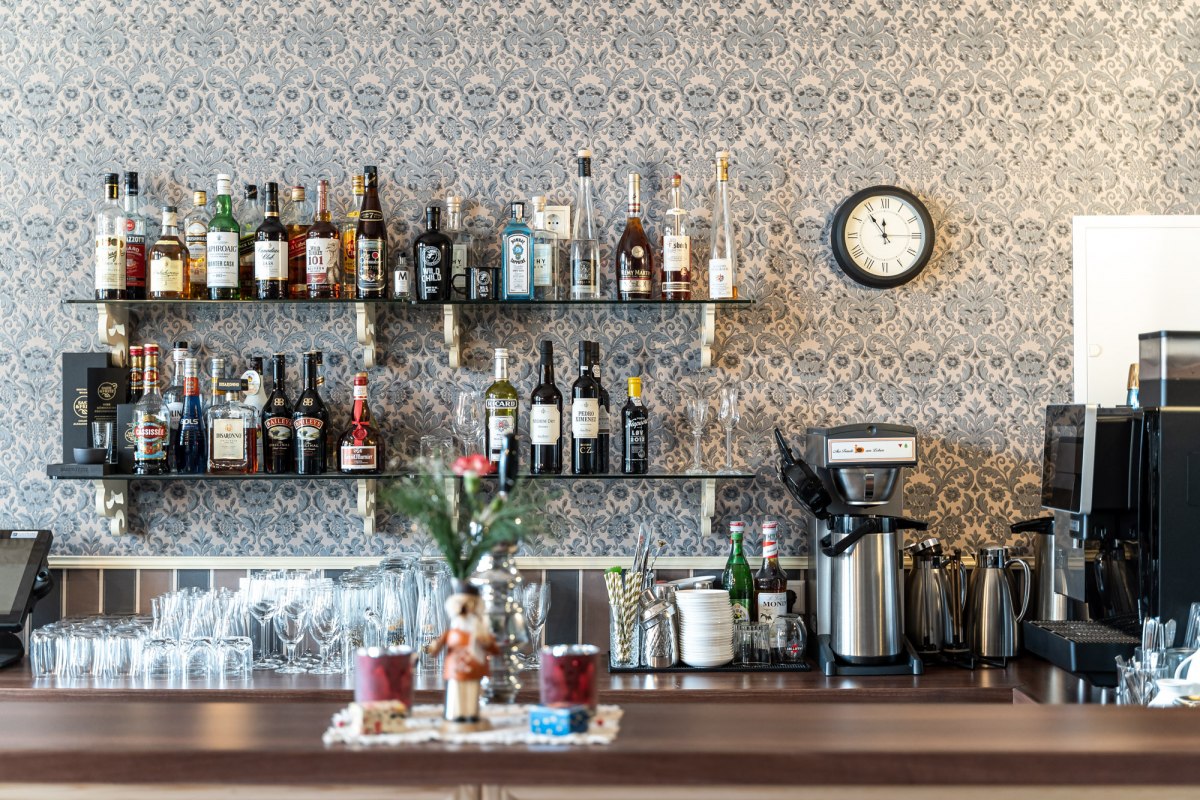 Caf&eacute; and Bar at Gorow Castle Estate, &copy; DOMUSImages