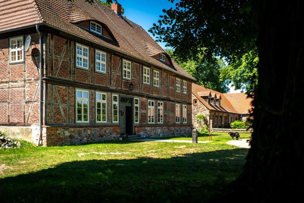 Dworek z muru pruskiego poniżej, © DOMUSIMages