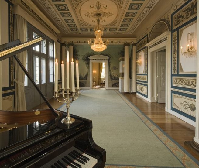 Der Schinkel-Saal überwältigt mit einer hochherrschaftlichen Ausstattung feinster, handbemalter Tapisserien und funkelnder Kronleuchter // © Schlosshotel Burg Schlitz/Petra Stüning Photografie Der Schinkel-Saal überwältigt mit einer hochherrschaftlichen Ausstattung feinster, handbemalter Tapisserien und funkelnder Kronleuchter // © Schlosshotel Burg Schlitz/Petra Stüning Photografie