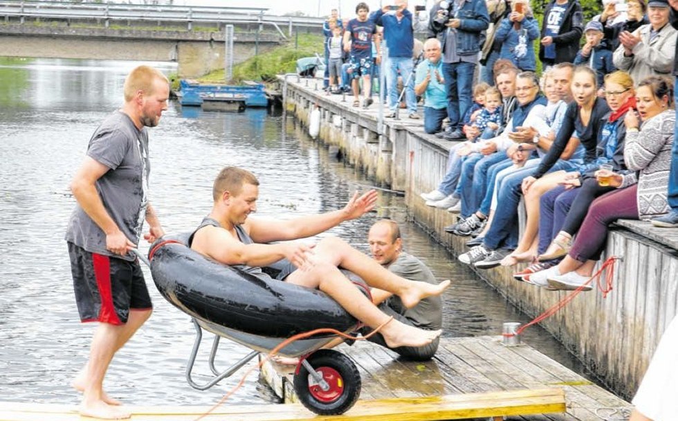 Fun and sporty competition for the Borenstäker Cup: With de Schuufkoor över de Recknitz, © Anglerverein "An der Recknitz"