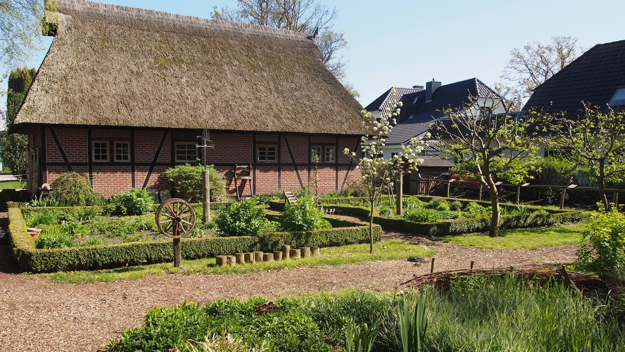 On the farm, somewhat hidden behind the barn: the small farm garden with old farming equipment. // &copy; Kur- und Tourismus GmbH Zingst
