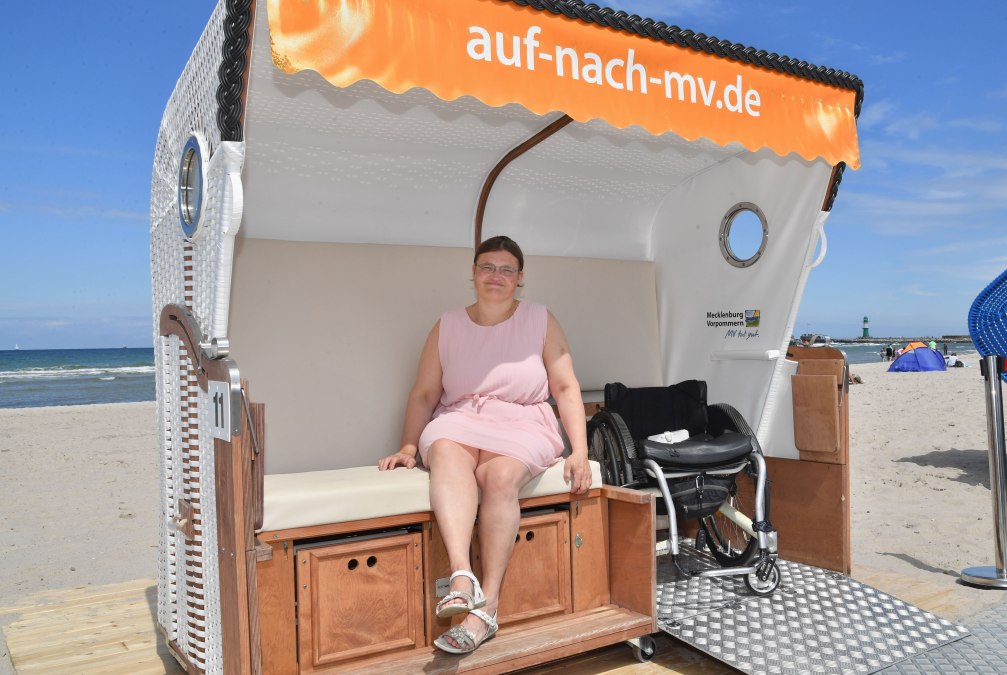 Krzesło plażowe bez barier przy wejściu na plażę nr 4, © TZRW
