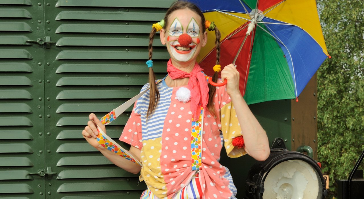 Clown Conny and the message in a bottle - children's play // &copy; KIECK-Theater Weimar / Thomas Kieck