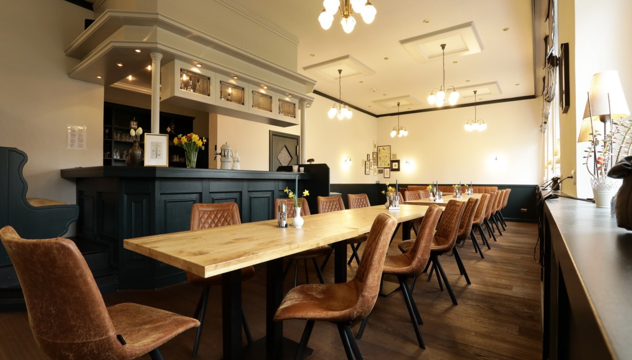 Enjoying meals together. At long tables., © Lieblingsplatz Hotels mbH