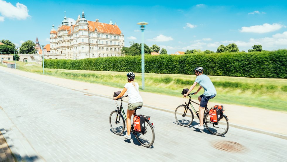 Zwiedzanie miasta G&uuml;strow i zamku z ogrodami na rowerze // &copy; MV-T/G&auml;nsicke