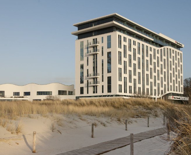 Außenansicht des a-ja Warnemünde. Das Resort. // © a-ja Resort Warnemünde Außenansicht des a-ja Warnemünde. Das Resort. // © a-ja Resort Warnemünde