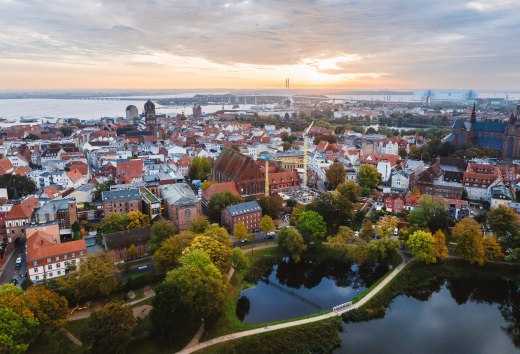 Het Sint-Katelijneklooster ligt in het hart van de door UNESCO beschermde oude binnenstad van de Hanzestad Stralsund.
