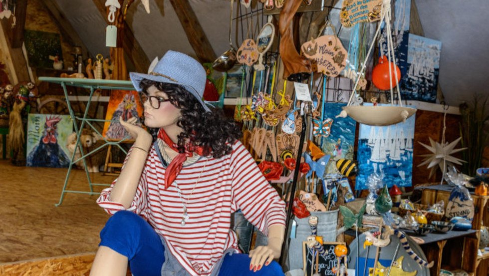 Ausstellungsraum unter dem Dach Café alles gewollt©peter vogel TROLL, © peter vogel TROLL Ausstellungsraum unter dem Dach Café alles gewollt©peter vogel TROLL, © peter vogel TROLL