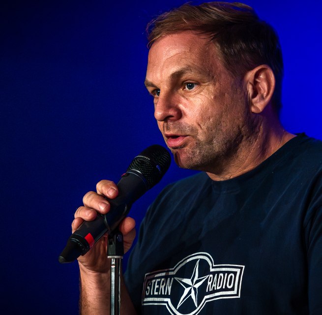 De legendarische pubquiz, gepresenteerd door Dominik Bartels, verovert het kuuroord aan de Oostzee, Graal-Müritz., © André Pristaff / Tourismus- und Kur GmbH Graal-Müritz