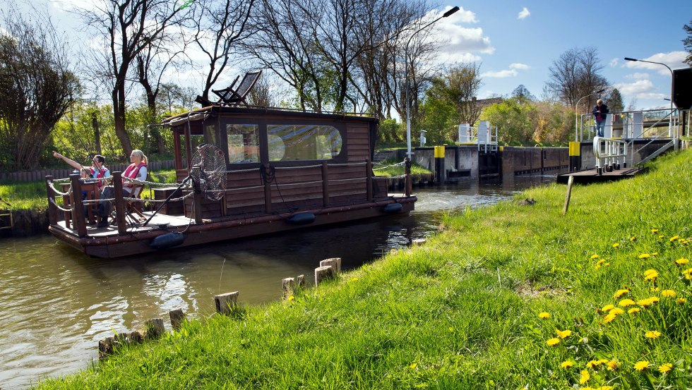 Through the lock continues the adventure trip by raft across the lakes in Mecklenburg-Vorpommern // &copy; TMV/L&auml;ufer
