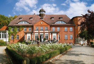 Das Hotel Schloss Basthorst Außenansicht // © Hotel Schloss Basthorst/Michael Frahm Das Hotel Schloss Basthorst Außenansicht // © Hotel Schloss Basthorst/Michael Frahm
