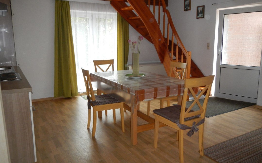 Schody prowadzą do sypialni i łazienki z prysznicem., © Roland Kietzmann