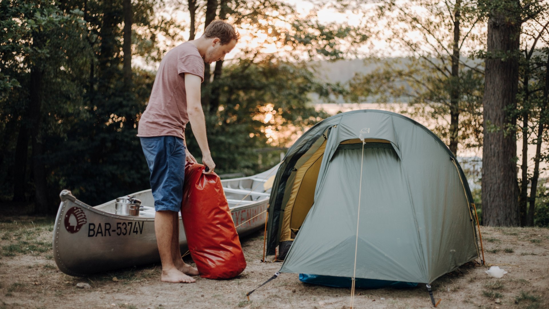 Kamperen bij Labussee - Iemand zet een tent op bij zonsondergang