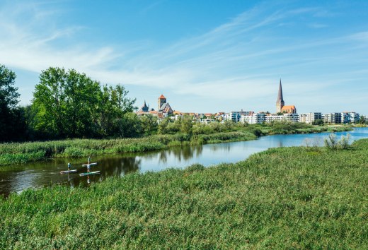 Stad en natuur in één oogopslag op de Warnow in Rostock. // © MV-T/Gänsicke Stad en natuur in één oogopslag op de Warnow in Rostock. // © MV-T/Gänsicke