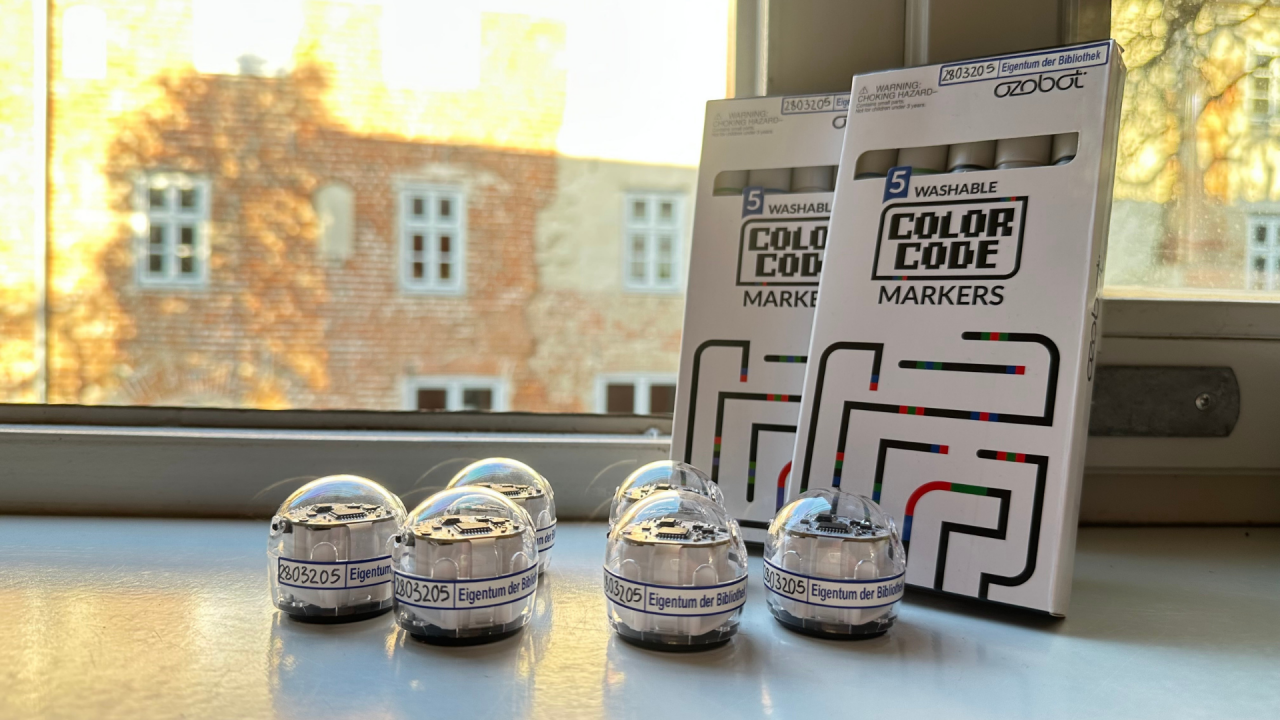 6 Ozobots with instructions on the windowsill of the city library // &copy; Stadtbibliothek Stralsund