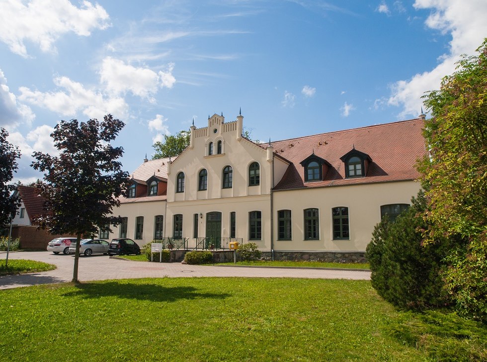 The manor house photographed from the side., © Frank Burger